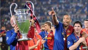 Barcelona players celebrate with trophy after beating Manchester United in the 2009 final