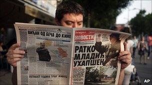 Man in Serbian capital Belgrade reads news of Mladic arrest, 26 May 11
