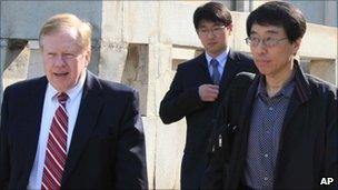 US envoy Robert King (L) and Eddie Jun Yong-su leave Pyongyang (28 May 2011)