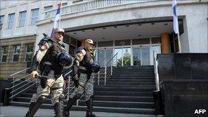 Serbian police outside Belgrade court for war crimes