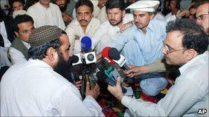 Journalists speak to the late Pakistani Taliban leader Baitullah Mehsud in 2008
