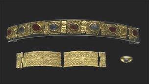 Ancient gold jewellery returns to Rhayader Museum - BBC News