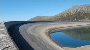 Picture of the damn at the top of Dinorwig pumped storage plant
