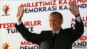 Recep Tayyip Erdogan waves to AKP supporters in Ankara (12 June 2011)