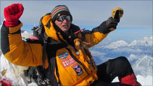 Everest climber Geordie Stewart in seven peaks record - BBC News