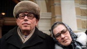 Andrei Sakharov (left) and his wife Yelena Bonner in Moscow, file pic from 1987