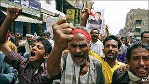 Anti-government protesters at a demonstration demanding the resignation of Yemeni President Ali Abdullah Saleh, in Taiz, 19 June 2011