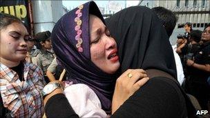 Een Nuraeni (L) daughter of Indonesian migrant worker Ruyati, cries during a protest against the execution of her mother outside the Saudi Arabian embassy in Jakarta on June 21, 2011
