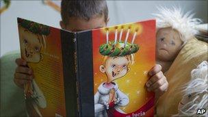 A boy at Egalia reads himself a book