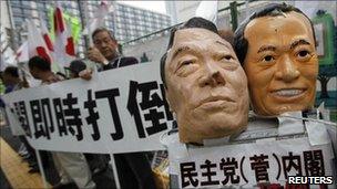 Masks resembling Prime Minister Naoto Kan (R) and Ichiro Ozawa during a protest against Kan and his cabinet in Tokyo June 1, 2011