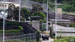 Venezuelan national guards try to enter El Rodeo prison in Guatire on 20 June, 2011