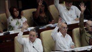 President Raul Castro (L) and lawmakers vote in the National Assembly in Havana, Cuba (1 August 2011)