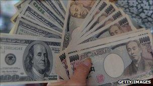 Банкноты в йенах и долларах