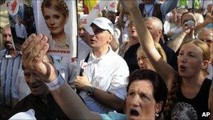 Supporters of former Ukranian PM Yulia Tymoshenko demonstrate outside the court in Kiev.