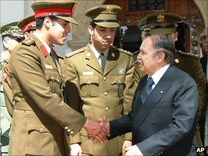 Khamis Gaddafi (left) shakes hands with Algerian President Abdelaziz Bouteflika in Algiers (25 March 2008)