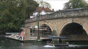 Henley Bridge repairs