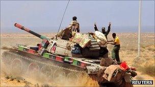 A Libyan rebel tank takes position in Om El Khanfousa, east of Sirte. Photo: 5 September 2011