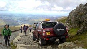 Snowdon bad weather may hamper plan to remove 4x4 - BBC News