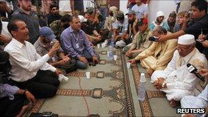 NTC officials and tribal elders from Bani Walid negotiate, 6 September 2011