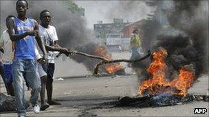Supporters of Alassane Ouattara burn tires during a protest in the Koumassi district of Abidjan, Ivory Coast (16 December 2010)