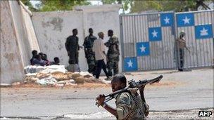 Armed men in front of Somalia's presidential palace (2009)