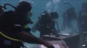Maldives Cabinet meets underwater