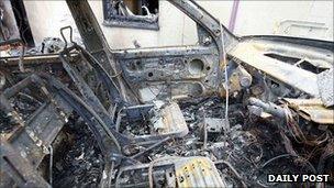Tu mewn i'r cerbyd Freelander wedi'r tân (Llun: Daily Post)