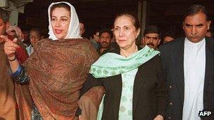 Former Pakistani Prime Minister Benazir Bhutto (left) with her mother Begum Nusrat Bhutto (centre) at Islamabad airport (file picture 4 February 1997)