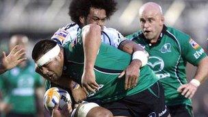Rodney Ah You o Connacht yn cael ei daclo gan Maama Molitika