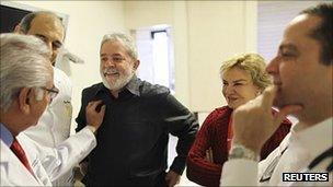 Former Brazilian President Lula and his wife Marisa Leticia talk with doctors