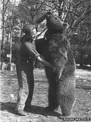 A soldier gets to grips with Wojtek. Photo courtesy of The Polish Institute and Sikorski Museum
