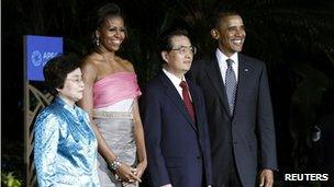 President Barack Obama and First Lady Michelle Obama greet China's President Hu Jintao and his wife Liu Yongqing