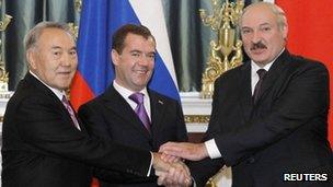 Kazakh President Nursultan Nazarbayev (L), Russian President Dmitry Medvedev (Centre) and Belarusian President Alexander Lukashenko (18 Nov 2011)