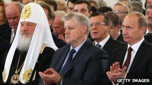 Sergei Mironov (C) flanked by Russian Prime Minister Vladimir Putin (R) and Orthodox Patriarch Kirill (Nov 2009)
