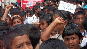 Студенты Кералы протестуют против плотины Муллаперияр 1 декабря 2011 г.