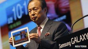 Samsung Electronics mobile executive Shin Jong-gyun shows the Galaxy Tab 8.9