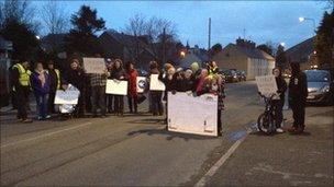 Protestwyr yn Llanalhaearn fore Mercher