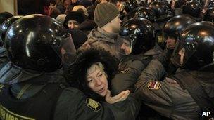 Protesters and police in Triumphal Square, Moscow (7 Dec 2011)