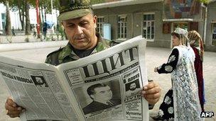 Tajik officer reads newspaper
