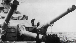 Guns of the Scharnhorst, 1 January 1939