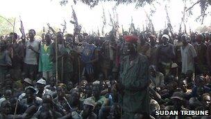 Armed Lou Nuer men in Likwangale listen to South Sudan's Vice-President Riek Machar - 28 December 2011. Photo from Sudan Tribune