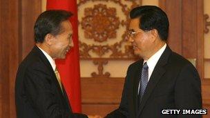 South Korean President Lee Myung-bak (left) met Chinese President Hu Jintao (right) in his first state visit to China in 2008