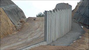 Bethlehem nuns in West Bank barrier battle - BBC News