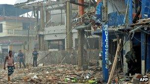 Разрушения на улице в Тумако, Колумбия, после взрыва бомбы в полицейском участке