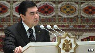 President Kurbanguly Berdymukhamedov speaks in the Turkmenistan capital Ashgabat, 25 October, 2011