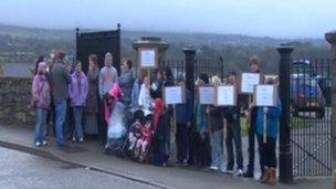 Protestwyr ger Mynwent Llanbeblig