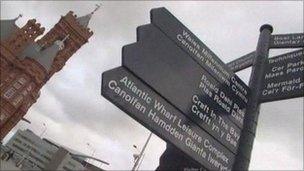 Soidhnichean dà-chànanach ann an Caerdydd