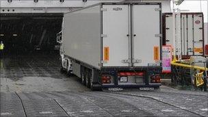 Làraidhean a' dol air bòrd bàt-aiseig