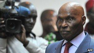 Senegalese President Abdoulaye Wade (R) arrives on 27 February 2012 for a public declaration at the presidential palace in Dakar.