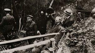 David Lloyd George yn ymweld â'r milwyr yn y ffosydd